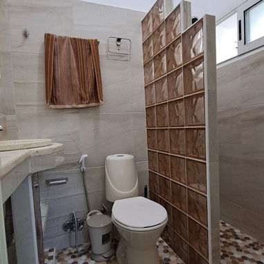 APARTAMENTO RENOVADO EN BAJOS EN VEDADO - Img 114419462