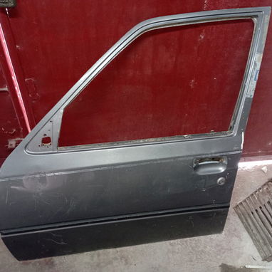 15mil cup tenemos Parte de la carrocería del Peugeot 205 como puertas - Img 123105716