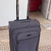 Maleta de viaje de 10 kilos de uso pero está en perfecto estado es de buen material de tela - Img 56747167