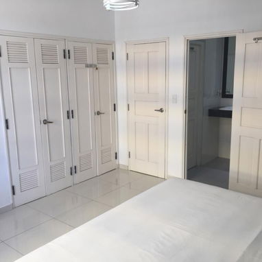 🌇 Apartamento Independiente con Vista al Malecón – Vedado REF 1355 - Img 95799308