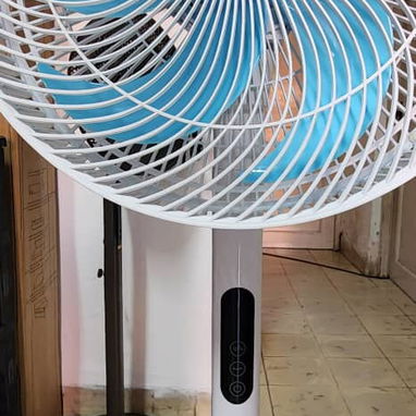 Ventilador de pedestal. marca Sanumo, con 3 velocidades ajustables, control remoto y pantalla digital tácti. TH 40 - Img 122175883