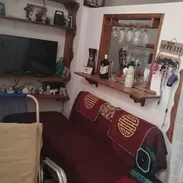 Vendo apaurtamento biplanta en 10000 USD, con $ en mano me ajusto, en 10 de octubre, de 2 cuartos. Baño y cocina, acabad - Img 58180496