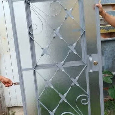 Se hacen trabajos de herrería ventanas🪟,rejas de seguridad y puertas🚪 con cristale  con su  Yale ya puesto . Transport - 2/10