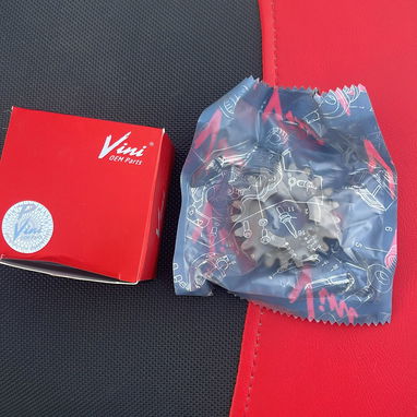 Vendo piñón de cuarta racing de Suzuki ax 100 y otras piezas interesados llamar o escribir por WhatsApp - Img 127169548