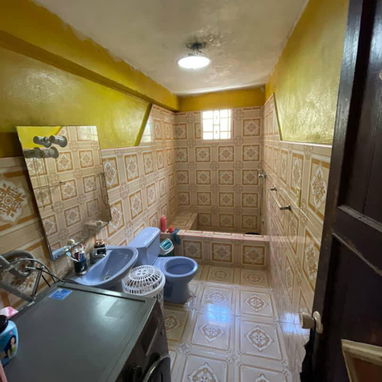 Casa en oferta🔖  📍Ubicación: Cerro, interior un pasillo con 2 apartamentos - 6/10