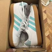 Tenis marca Adidas de mujer número 39 - Img 57065503