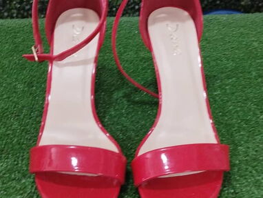 Zapatos rojos tacón fino marca Dana #40 - Img 64415970