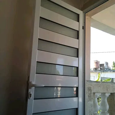 Carpintería con aluminio y cristal - Img 122370765