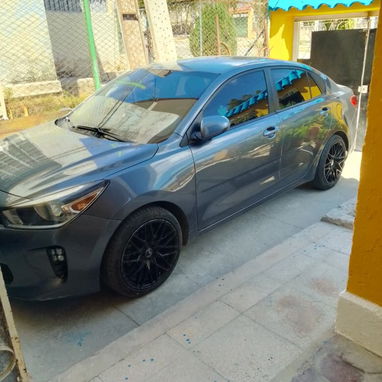 🏡 SE VENDE CASA INDEPENDENDIENTE JUNTO A UN AUTO MODERNO, excelente zona en SANTO SUÁREZ - Img 120928995