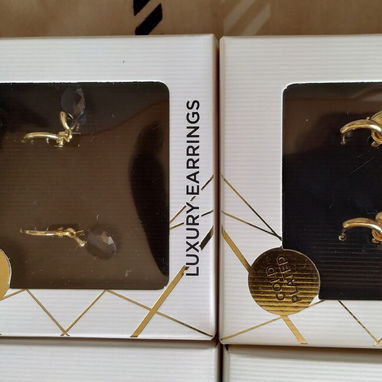 Bonitos pares de aretes chapados en oro 18, nuevos en caja. - Img 102479595