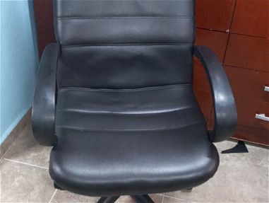 Se vende silla giratoria ejecutiva para oficina escritorio y computadora en perfectas condiciones en la habana vieja Pv5 - Img main-image