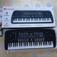 Piano 🎹 de 54 teclas. Trabaja con pilas y electricidad. 3 modos de aprendizaje, nuevo en su caja.250 USD. wa.me/54298 - Img 57112058