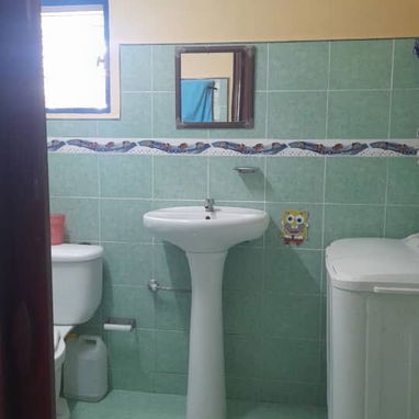 Casa🏠d dos plantas, es puerta a calle, en la planta de abajo consta de portal cercado, sala amplia, comedor, cocina etc - 10/10