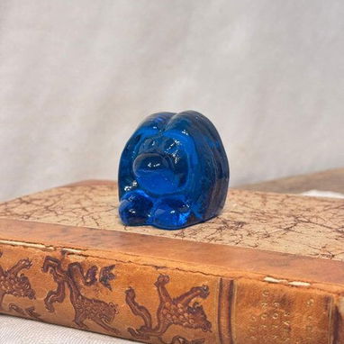 Esta figura es un trol de vidrio azul de la marca Bergdala, un objeto coleccionable popular de Suecia. Material: Vidrio - Img 119987284