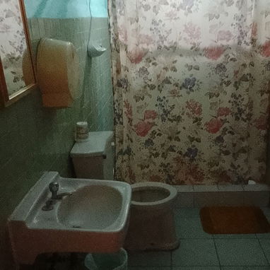 Renta para cubanos x tiempo indefinido en zona céntrica de Marianao, cerca de terminal de Lido en Marianao, pta de calle - 4/4