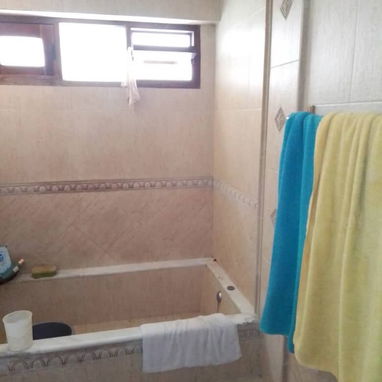 Ocasión única apto de 4 cuartos en el Vedado con valla de garaje para 2 autos y semivista al mar!! Sólo por 70.000 USD! - Img 88074476