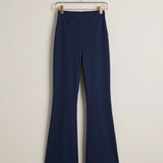 Pantalón tipo *flare* de cintura alta en azul marino. Diseño minimalista y versátil, ideal para un estilo sofisticado y - Img 56206938