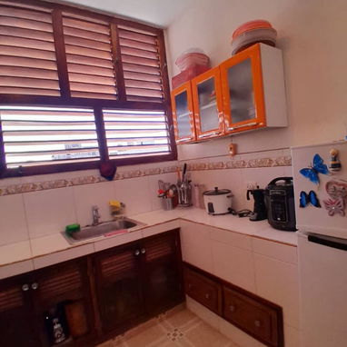 Se vende este casa en 50000usd con 2 anotaciones un baño, es en el Vedado la dirección es en 11 y 16 cerca d línea y 16 - Img 125552900