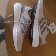 Vendo tenis adidas grises,linea fina,precio negociable - Img 56547053