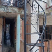 Escalera de hierro de caracol - Img 57376321