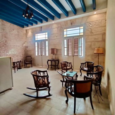 JOYA COLONIAL ÚNICA CON 5 BALCONES A LA CALLE! En el Corazón de La Habana Vieja !!! - Img 123264543