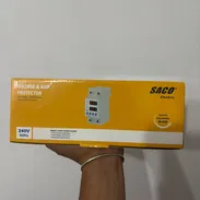PROTECTOR DIGITAL DE VOLTAJE Y CORRIENTE SACO 240V – PROTECCIÓN INTELIGENTE PARA TODO TU HOGAR - Img 56188502