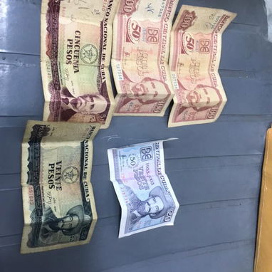 Se vende billetes antiguos cuidados díganme precio que no tengo ni idea - Img 121111360