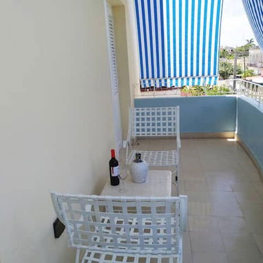 Apartamento Remodelado en Vedado. Llegar y vivir. Con todo dentro. - Img 90129564