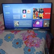 Vendo Smart tv d 32 pulgadas Challenger d uso pero en perfecto estado sin ningún detalle lo doy con los 2 mando 110usd - Img 57586284