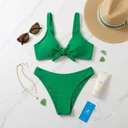 Trusa bikini verde esmeralda con lazo frontal, talla L. Elegante conjunto de dos piezas con un cómodo top de tirantes an - Img 56105313