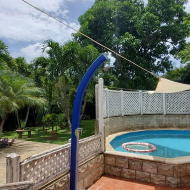 Casa independiente en Fontanar residencial, es una propiedad de 800 m2 , que abarca casi la mitad de la manzana,tiene ja - 7/10