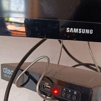 TELEVISOR SAMSUMG 32" (DE USO) CON CAJITA - Img 123627302