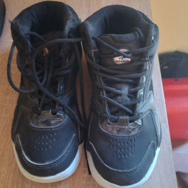 TENIS DE NIÑO JORDAN BOTICAS NEGRAS SUPER FUERTES #34 POCO USO MARCA SHAQ - 2/2