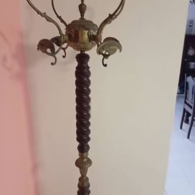 Perchero de pie vintage de madera torneada y ganchos de bronce. - Img 122564894