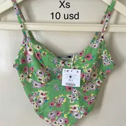 Crop top verde claro, floral, escotado . Talla Xs - Img 55293908