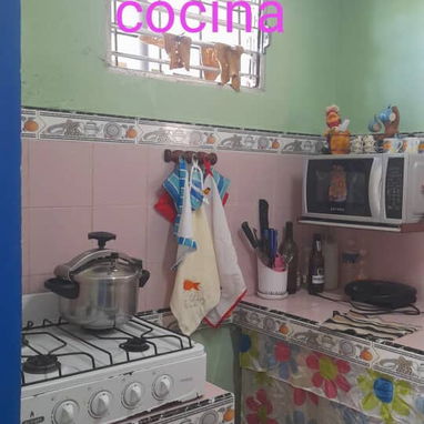 Casa🏠d dos plantas, es puerta a calle, en la planta de abajo consta de portal cercado, sala amplia, comedor, cocina etc - 3/10