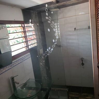 Vendo Bello apartamento de 3 cuartos y 3 baños en Vedado - Img 122889177