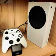 VENDO O HAGO NEGOCIO!!! XBOX SERIES S DE 512GB CON 2 MANDOS ORIGINALES - Img 56537993