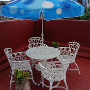 Se Vende MESA DE 4 SILLAS CON SU SOMBRILLA 🏖️ PARA EXTERIORES - Img 58172240