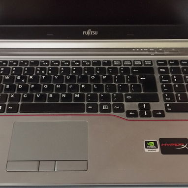Vendo Laptop Fujitzu de alto performance 17, 32 GB de RAM, SSD 500 GB, Gráfica Nvidia Quadro - 2/3