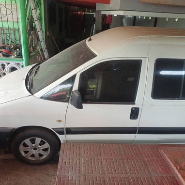 Se vende Peugeot expert en buenas condiciones solo realmente interesados por wasap a 53141828 - 3/6