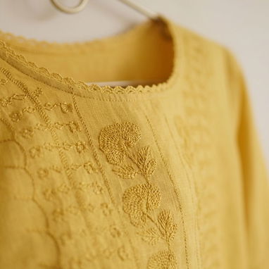 Blusa de mujer bordada fina color amarillo mostaza [Talla L] 13usd - Img 124798223
