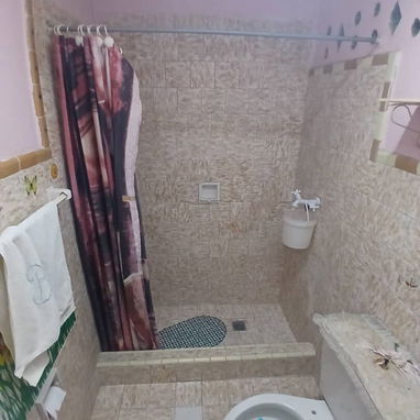 *$16.000usd. En venta casa (ALTOS, LAS 2 PLANTAS SUPERIORES) de un inmueble de 3 plantas en Lawton, Avenida Dolores, - Img 125605244