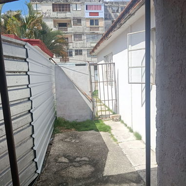 Se vende casa con inmenso potencial en el Reparto Bahía - 5/9