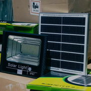 Lampara reflector solar ultraluminoso con panel solar y mando de 200w - Img 56138414