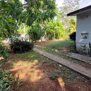 Llamar al 55432935 Casa en el reparto Siboney que necesita reparaciones.es serca del cimex Tiene paredes de mamposter - Img 125852374