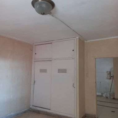 Amplio apto independiente del edificio. No se va corriente ni agua, esquinero - Img 123786510