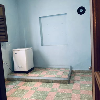 Casa independiente con garaje y negocio. Calle B en Lawton. 3/4, 2 baños. Tel. 52703482 - Img 104444816