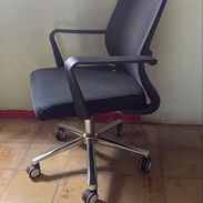 Silla de oficina con brazos y ruedas - Img 55771462