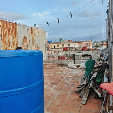 10 de Octubre y Vía Blanca:Apto de 2/4 en 3erPiso,Ventanales a la Calle,Azotea Propia,y Una Casita De Madera Independien - 5/9